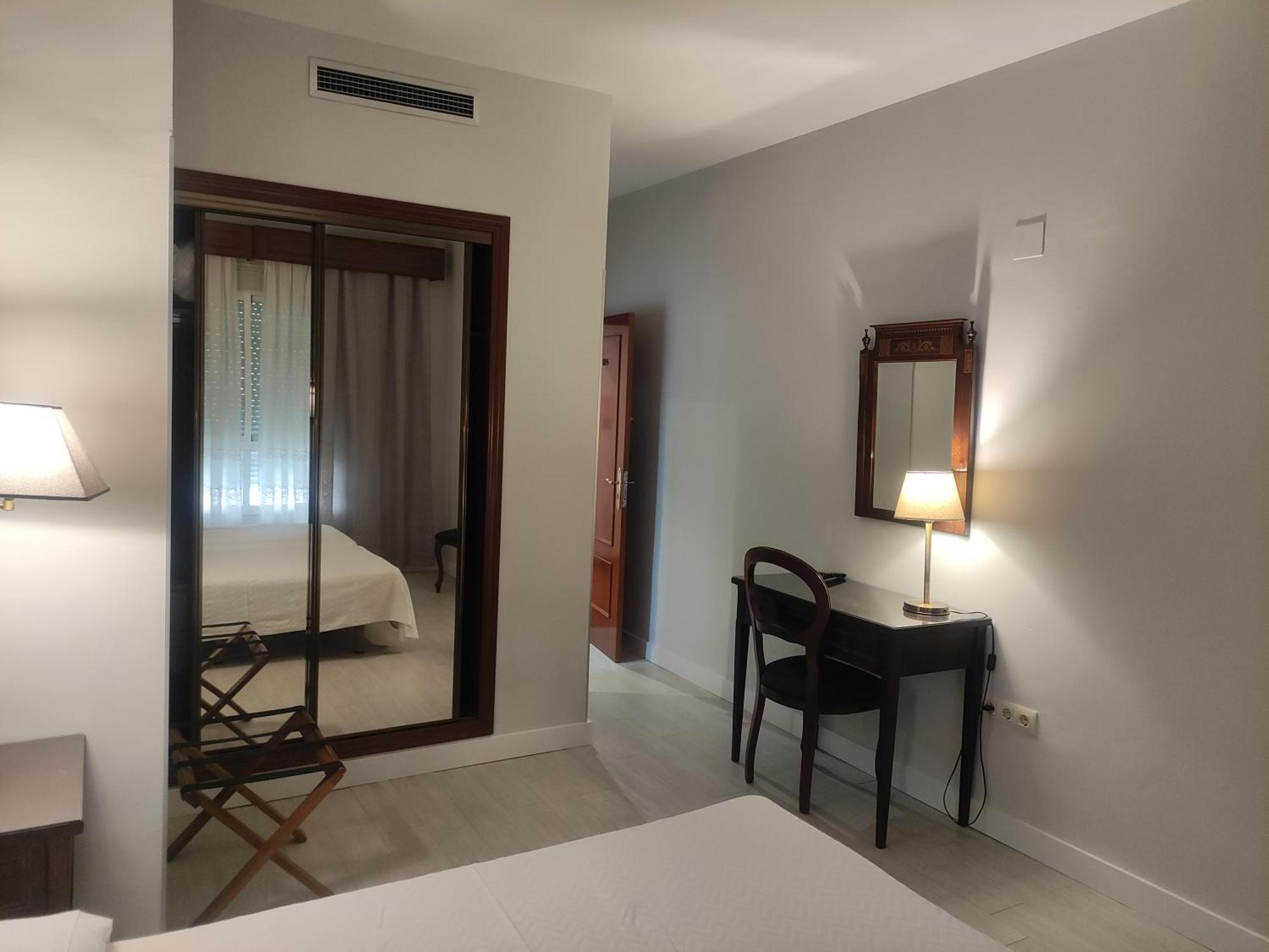 Hotel Iberia Plaza America Касерес Экстерьер фото
